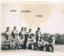 יחד לפני הקרב באדיבות יצחק לוטינגר חברו לנשק