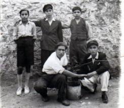 יוסף וחברים, עומד באמצע