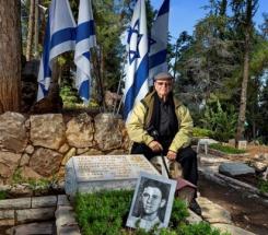 יחיאל אמיתאי, חברו של משה, על קברו ביום גילוי מצבה