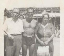 רפאל עם הוריו